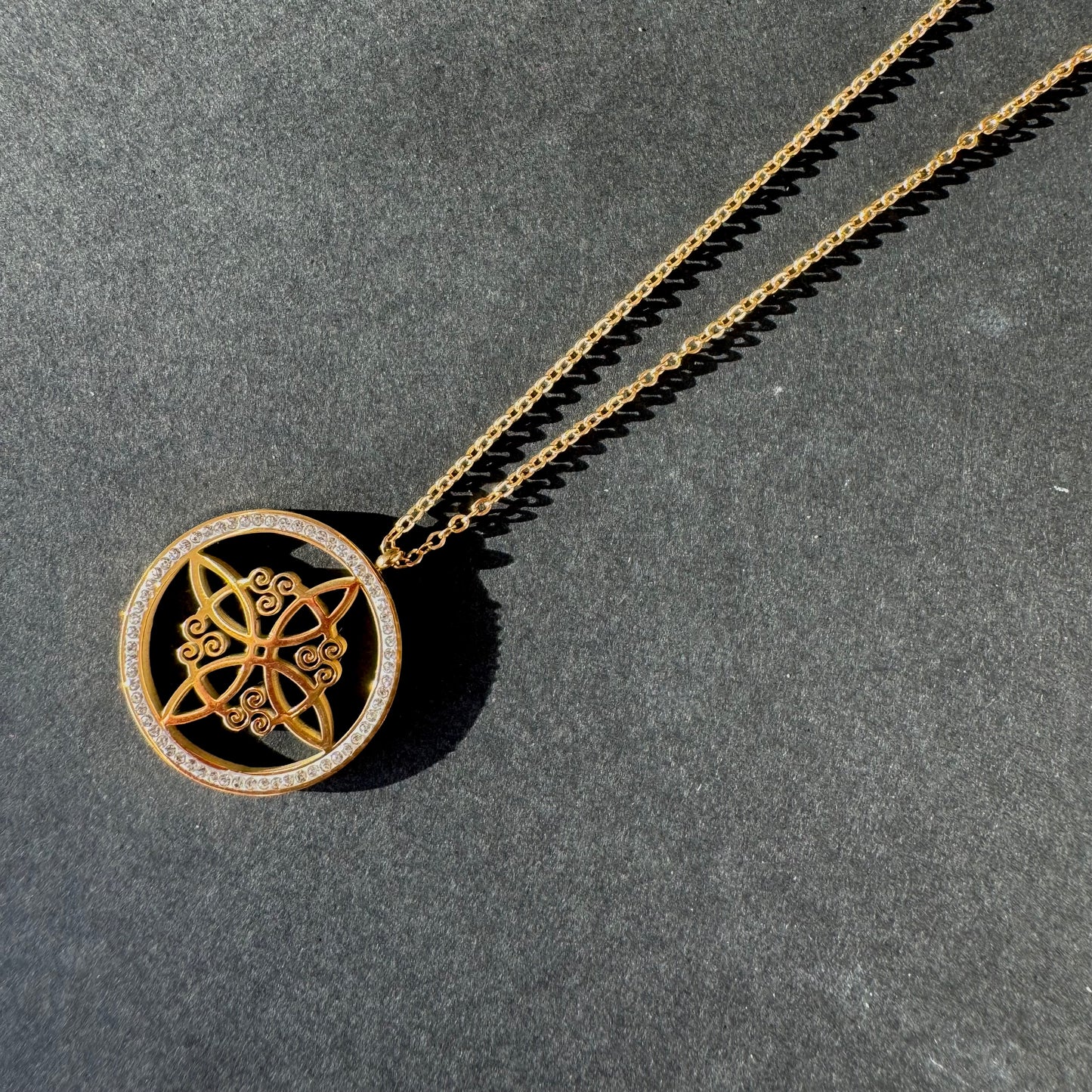 Colgante Nudo de Brujas con Círculo de Brillantes - Amuleto de Protección y Elegancia